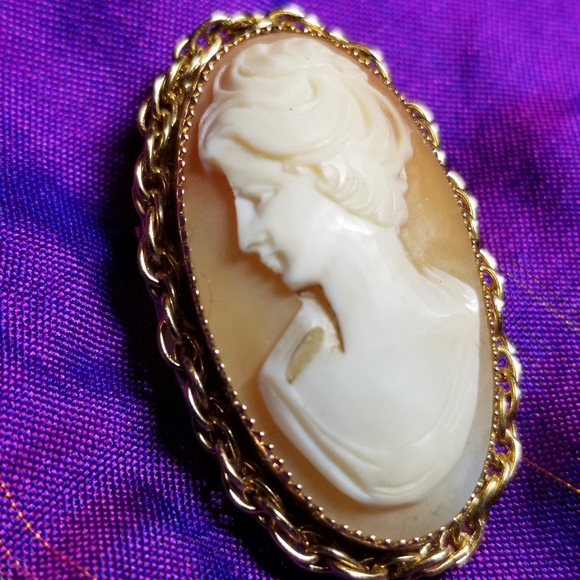 Vintage cameo brooch carved shell gold tone pin oval classic jewelry - Picture 4 of 13